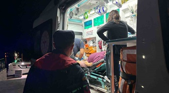 Muğla Fethiye açıklarında yaralanan vatandaşı Sahil Güvenlik denizden tahliye etti