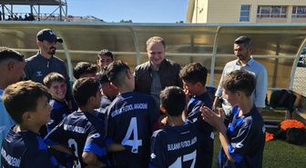 Muş Bulanık Kaymakamı Koşansu, amatör futbol maçında sporcuları tebrik etti