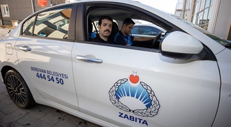 Sakarya Serdivan'da zabıta memuru Mehmet İnaç, KPSS'de 100 tam puanla birinci oldu.