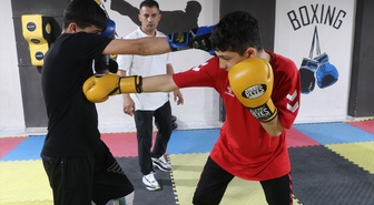 Siirt'te hiperaktivite tanılı 14 yaşındaki çocuk boksta Türkiye şampiyonu oldu.