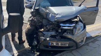 Siirt'te iki aracın çarpışması sonucu 3 kişi hafif yaralandı