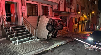 Şişli'de kontrolden çıkan panelvan apartman boşluğuna düştü, sürücü yaralandı