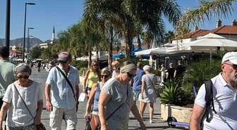 Üç kruvaziyer bu hafta Marmaris'e 9 bin 400 turist getirdi, kentte hareket oluştu