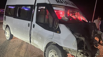Van Edremit'te servis minibüsleri çarpıştı, 8 tekstil işçisi yaralandı