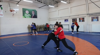 14 yaşındaki milli güreşçiler Edirne kampında dünya şampiyonluğuna hazırlanıyor
