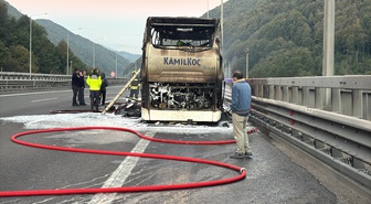 Anadolu Otoyolu'nun Bolu kesiminde yolcu otobüsü yandı, araç kullanılamaz hale geldi