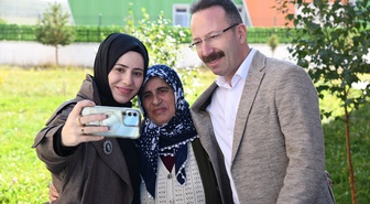 Ardahan Valisi Yamlı ve eşi, huzurevi sakinleriyle sacda gözleme pişirdi