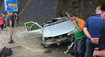 Artvin Hopa'da cenaze töreninden dönerken kaza yapan otomobilde 2 kişi yaralandı