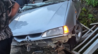 Artvin Hopa'da tünel çıkışında otomobil istinat duvarına çarptı, 3 kişi yaralandı
