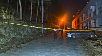 Aydın Nazilli'de otomobil balkona çarptı, sürücü yaralanarak hastaneye kaldırıldı