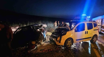 Çorum Alaca'da Alaca-Zile kara yolunda iki aracın çarpıştığı kazada 5 kişi yaralandı