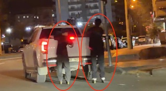 Patenli çocukların tehlikeli yolculuğu kamerada! Kamyonete tutunup ilerlediler