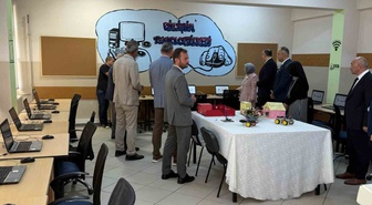 Düzce Üniversitesi teknolojik materyalleri kız meslek lisesine teslim etti