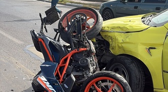 Edirne'de taksi ile motosiklet çarpıştı, motosikletteki 2 kişi yaralandı
