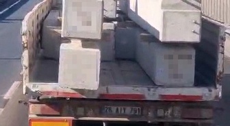 Eskişehir Çevreyolu'nda bağlanmayan 2,5 tonluk beton bloklar sürücüleri korkuttu