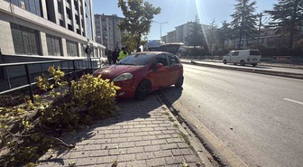 Eskişehir'de 2,20 promil alkollü sürücü ters yöne girip minibüs ve ağaca çarptı