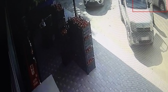 Hatay'da market önünde çalışır bırakılan araç çalındı, hırsız kaza yapınca yakalandı
