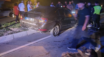 Hatay Samandağ'da 3 büyükbaş hayvana çarpan otomobilin sürücüsü hastaneye kaldırıldı