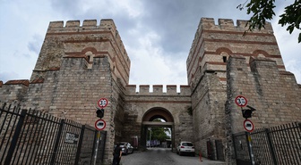 İstanbul'un kara surlarındaki Belgradkapı kitabeleriyle tarihe ışık tutuyor