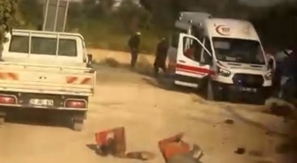 İzmir Bayındır'da hemzemin geçitte tren ile traktör çarpıştı, 2 kişi yaralandı.