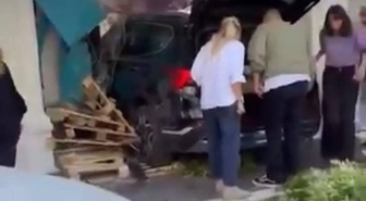 Kadıköy'de park halindeki otomobile çarpan araç markete girdi, 2 kişi yaralandı