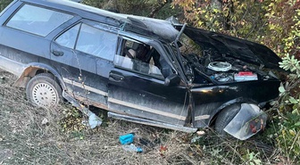 Karabük'te otomobil ağaca çarptı, sıkışan sürücü hastaneye kaldırıldı