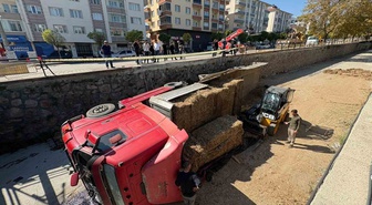 Kastamonu Tosya'da park halindeki tır Kuruçay'a uçtu, yaralanan olmadı