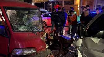 Kayseri Melikgazi'de kafa kafaya çarpışan araçlarda 2 kişi yaralandı