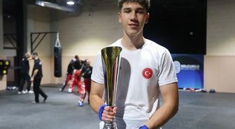 Kilo vermek için başladığı kick boksta dünya şampiyonu oldu