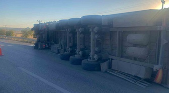 Konya Kulu'da bariyerlere çarpan pancar yüklü tır devrildi, 1 kişi yaralandı