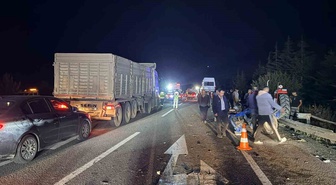 Kütahya-Tavşanlı yolunda Köprüören Kavşağı'nda zincirleme kazada 7 kişi yaralandı