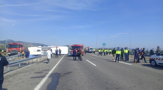 Manisa Akhisar'da tırla çarpışan yolcu otobüsünde ölü ve yaralılar olduğu bildirildi