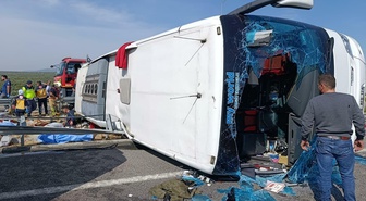 Manisa Akhisar'da tur otobüsü devrildi, çok sayıda ölü ve yaralı olduğu bildirildi.