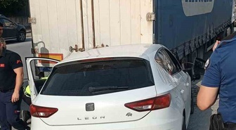 Mersin Tarsus'ta park halindeki tıra çarpan otomobilde sıkışan sürücü yaralandı