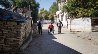 Muş Kırköy'de 20 yaşındaki gence polis desteğiyle akülü sandalye verildi
