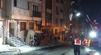 Şişli'de pazarda manevra yapan minibüs bina boşluğuna düştü, sürücü yaralandı