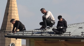 Sivas'ta 5 katlı binanın çatısında oluk tamir eden işçiler güvenlik önlemi almadı