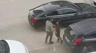 Adana'da kadını darbeden kişiye, annesinin düştüğünü gören çocuk müdahale etti
