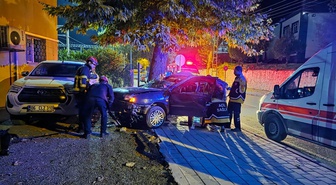 Adana Pozantı'da otomobil ağaca çarptı, 2 kardeşten biri öldü, ağabeyi ağır yaralandı