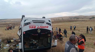 Afyonkarahisar'da elma işçilerini taşıyan midibüs devrildi, 1 kişi öldü