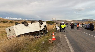 Afyonkarahisar Şuhut'ta işçi midibüsü devrildi, 28 kişi yaralandı