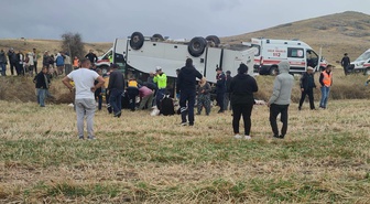 Afyonkarahisar Şuhut'ta midibüs şarampole devrildi, 25 kişi yaralandı