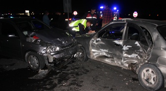 Aksaray'daki kavşakta iki otomobil çarpıştı, 2'si çocuk 7 kişi yaralandı.