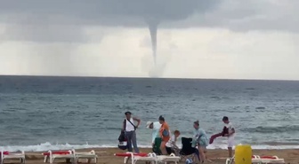 Alanya'da İncekum Halk Plajı açıklarında peş peşe üç hortum oluştu