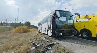 Anadolu Otoyolu Gerede geçişinde otobüs ile tır çarpıştı, 2 kişi yaralandı