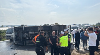 Antalya Aksu'da midibüs devrildi, ilk belirlemelere göre 5 kişi yaralandı