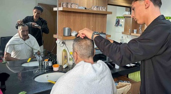 Antalya Alanya'da 22 yaşındaki genç berber, huzurevi sakinlerini ücretsiz tıraş etti