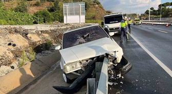 Antalya Alanya'da kontrolden çıkan otomobil demir bariyerlere çarptı, sürücü yaralandı