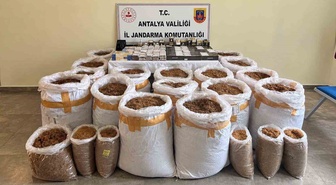 Antalya Döşemealtı'da operasyonda 750 kilo tütün ve 10 bin dolu makaron ele geçirildi