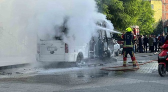 Balıkesir Dursunbey'de ticari minibüs motor bölümünden alev aldı